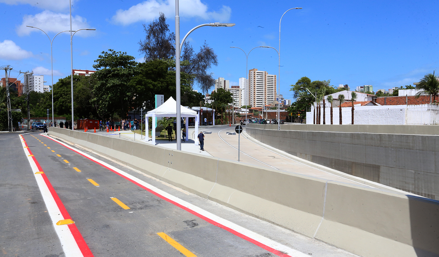 trecho de saída do túnel com curva à direita e ciclofaixa